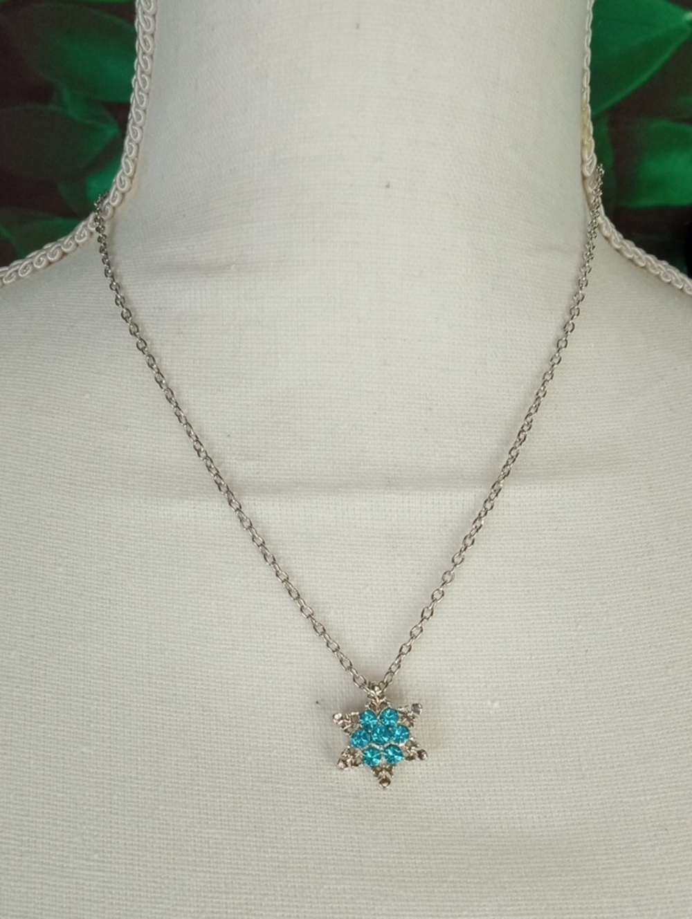 🎁 Blue Crystal Snowflake Pendant Necklace